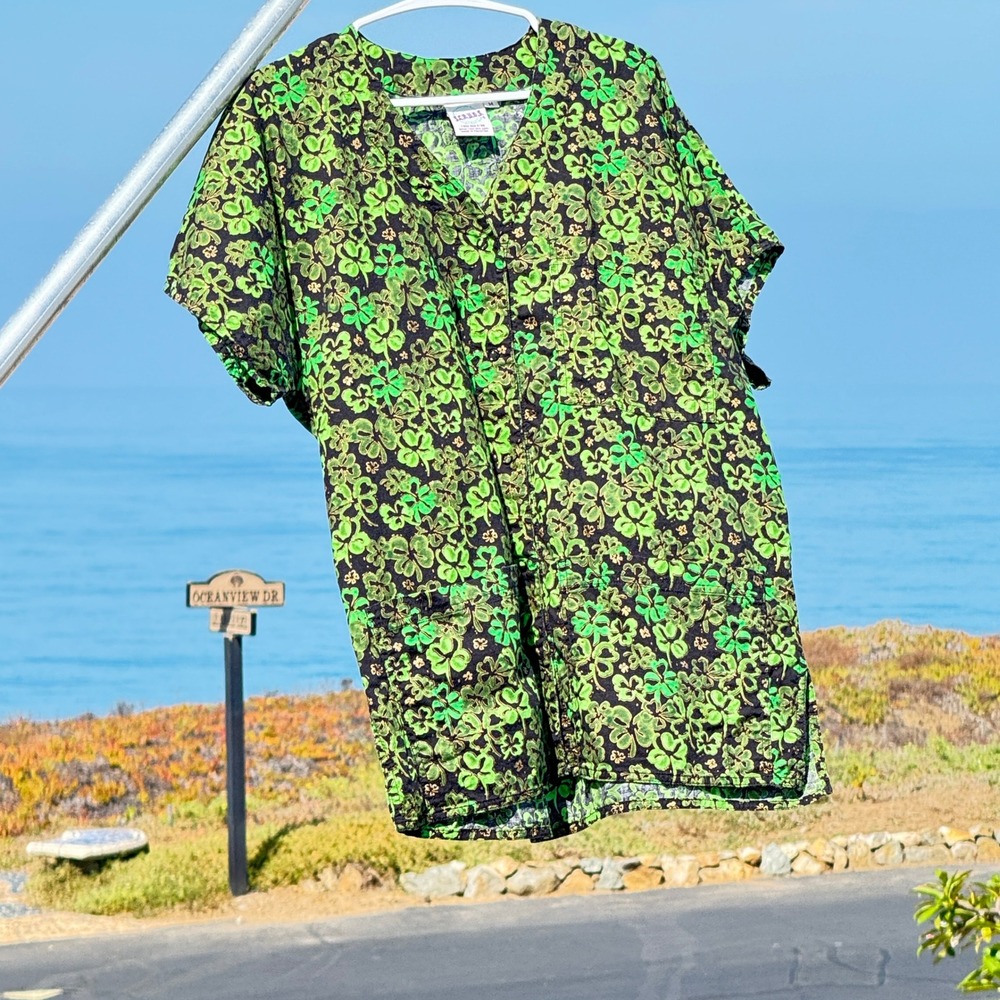 Shamrock Print S.C.R.U.B.S. Scrub Top Women M  Snap Front Vtg Scrub Top